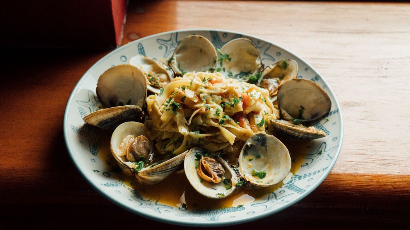 Spaghetti alle vongole appena serviti