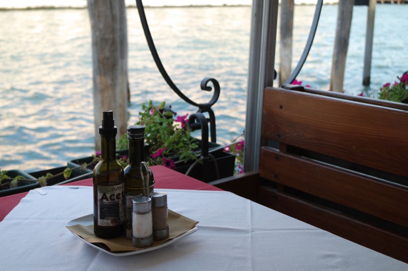 Tavola apparecchiata con vista sul mare